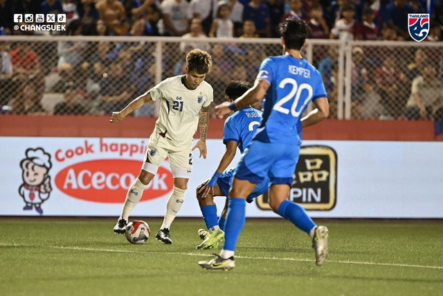 Suphanan Bureerat (kiri) beraksi saat Filipina vs Thailand dalam laga leg pertama Piala AFF 2024 di Stadion Rizal Memorial, Manila, pada Jumat (27/12). Foto: Facebook Changsuek