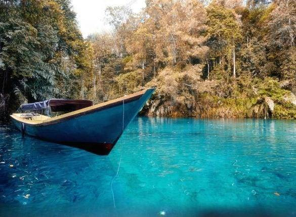 Danau Labuan Cermin (sumber: shutterstock.com)