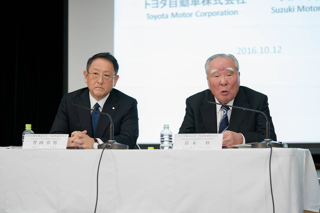 Osamu Suzuki (kanan) bersama dengan Ketua Dewan Direksi Toyota Motor Corporation, Akio Toyoda.  Foto: Toyota