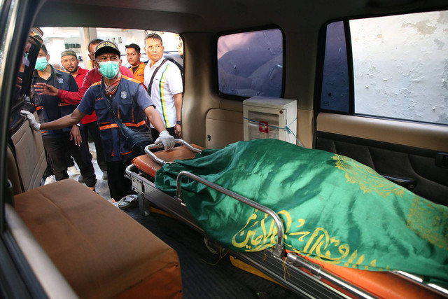 Jenazah MR, balita laki-laki di Surabaya yang hanyut ke selokan saat main hujan pada Selasa (25/12) sore. Foto: Diskominfo Surabaya 