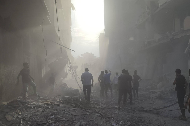 Warga Palestina berjalan di antara puing-puing setelah serangan Israel di halaman Rumah Sakit Kamal Adwan dan bangunan di sekitarnya di Beit Lahia, Gaza pada 25 Desember 2024. Foto: Khalil Ramzi Alkahlut / AnadoluNo