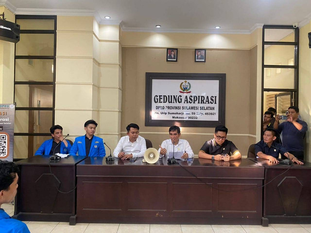 Badan Eksekutif Mahasiswa (BEM) Fakultas Ekonomi dan Bisnis (FEB) Universitas Muhammadiyah (Unismuh) Makassar saat menyampaikan asprirasi di Gedung DPRD Sulawesi Selatan tolak kenaikan PPN 12 Persen, Demo tersebut berlangsung dengan aman dan tertib. 