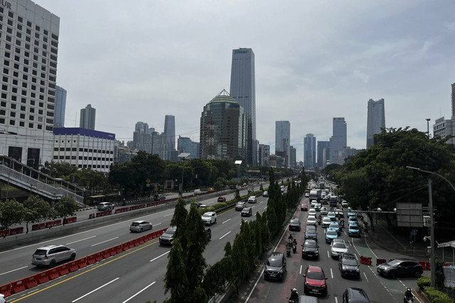 Arus lalu lintas Jalan Gatot Subroto arah Slipi-Tomang Terpantau padat.  Foto: Rayyan Farhansyah/kumparan