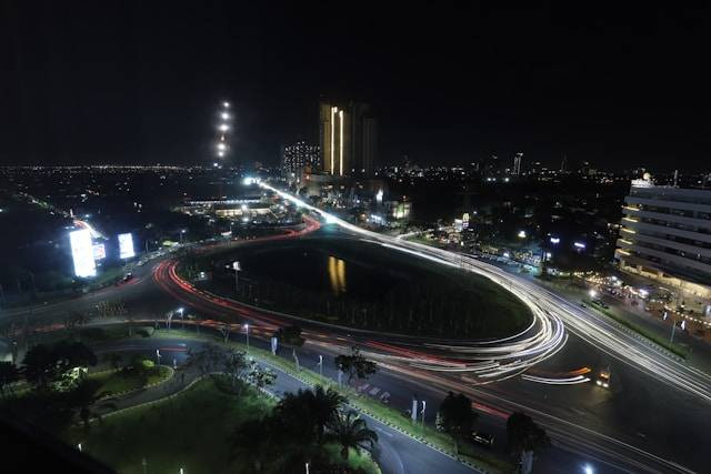 Hotel di Surabaya Barat. Foto: Surabaya City Light. Sumber: Unsplash/nanang adi