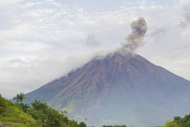 Asap vulkanis keluar dari kawah Gunung Semeru terlihat dari Desa Supiturang, Lumajang, Jawa Timur, Sabtu (28/12/2024). Foto: Irfan Sumanjaya/ANTARA FOTO