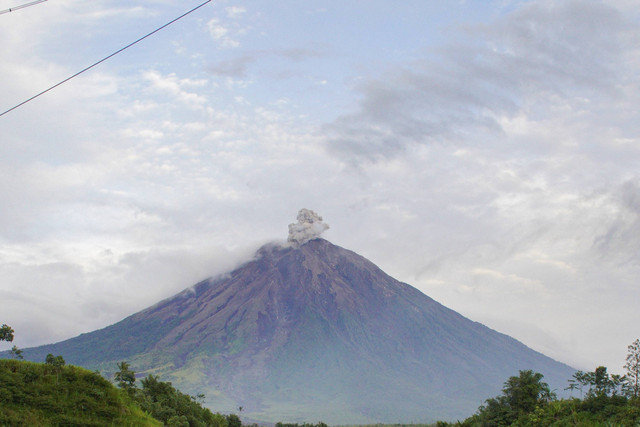 Gunung Semeru, Sabtu (28/12/2024). Foto: Irfan Sumanjaya/ANTARA FOTO