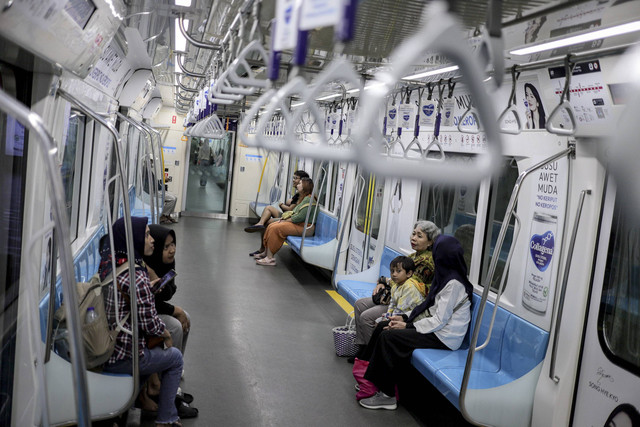 Sejumlah penumpang berada di dalam rangkaian kereta MRT di Stasiun Dukuh Atas, Jakarta, Sabtu (28/12/2024). Foto: Jamal Ramadhan/kumparan