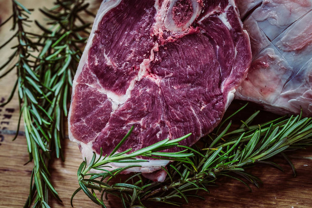 Toko Daging di Puncak. Foto Hanya Ilustrasi, Bukan Tempat Sebenarnya. Sumber Unsplash Jez Timms