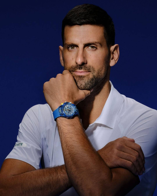 Petenis Novak Djokovic mengenakan jam tangan hasil kolaborasinya bersama merek asal Swiss, Hublot. Foto: Instagram @hublot