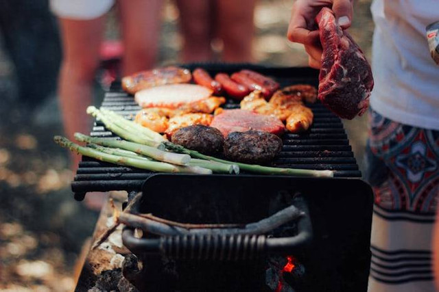 Sewa alat grill Bandung. Foto hanyalah ilustrasi bukan tempat sebenarnya. Sumber: Unsplash/Stephanie McCabe