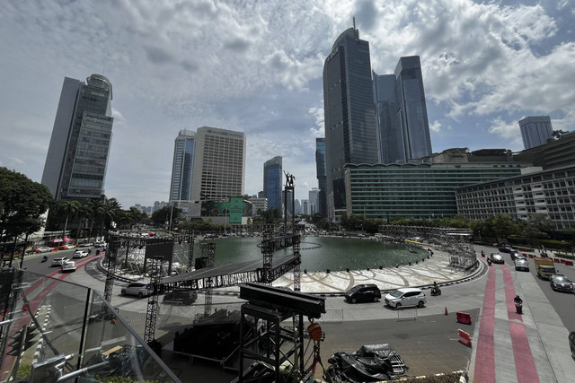 Persiapan Panggung Perayaan Tahun Baru di Bundaran HI, Jakarta, Sabtu (28/12/2024). Foto: Rayyan Farhansyah/kumparan