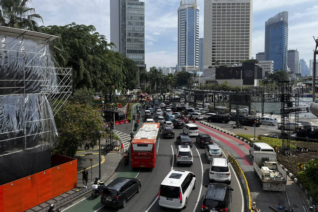 Sejumlah kendaraan terjebak kemacetan di kawasan Bundaran HI, Jakarta, Sabtu (28/12/2024). Foto: Rayyan Farhansyah/kumparan