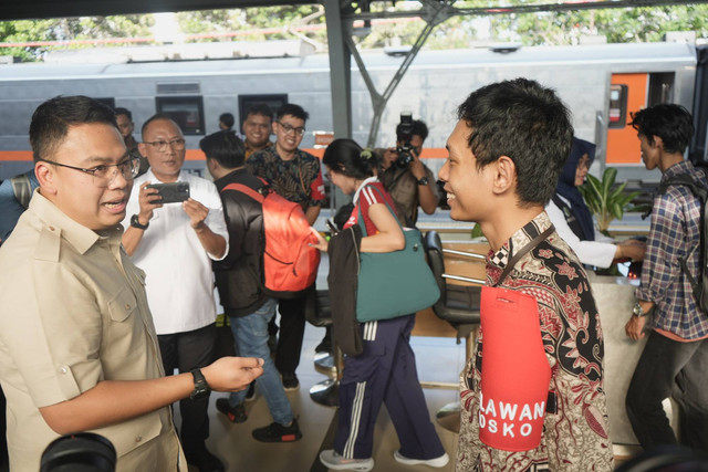 Dalam rangkaian kunjungannya, Wakil Menteri Komunikasi dan Digital RI, Angga Raka Prabowo, bersama Telkomsel memastikan layanan prima di Stasiun Pasar Senen. Foto: Dok. Telkomsel