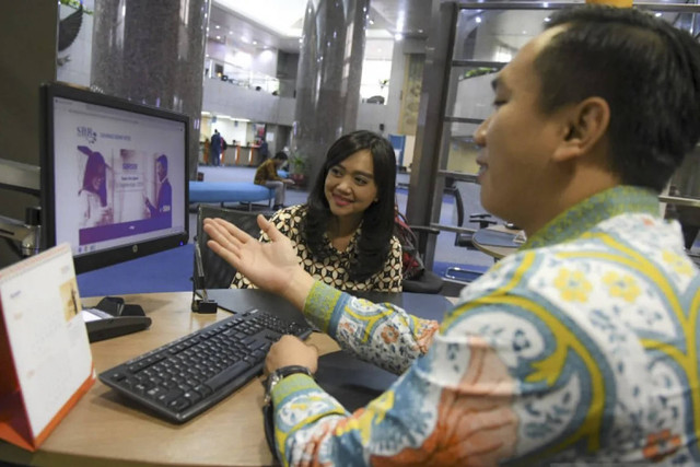 Petugas melayani nasabah yang ingin membeli Surat Utang Negara (SUN) ritel Savings Bond Ritel (SBR) seri SBR008 di Kantor BNI Pusat, Jakarta, Kamis (5/9/2019). Foto: Nova Wahyudi/ANTARA FOTO