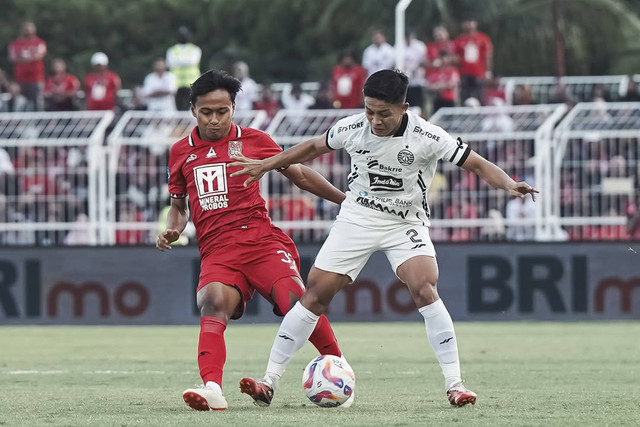 Maluku United melawan Persija Jakarta pada pertandingan BRI Liga 1. Foto: Instagram/ @Malut United FC