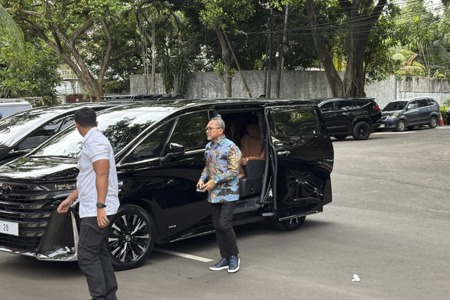 Ketum PAN Zulkifli Hasan berjalan keluar kendaraannya saat tiba di rumah Presiden Prabowo Subianto di Kertanegara 4, Jakarta, Sabtu (28/12/2024).  Foto: Abid Raihan/kumparan