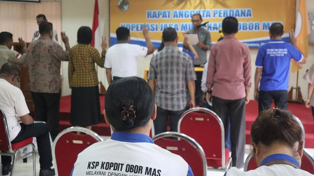 Keterangan foto: Penjabat Bupati Sikka Adrianus M.Parera melantik jajaran pengurus dan pengawas dari Koperasi Jasa Multi Karya Obor Mas pada Sabtu (28/12/2024) siang. Foto: Mario WP Sina.