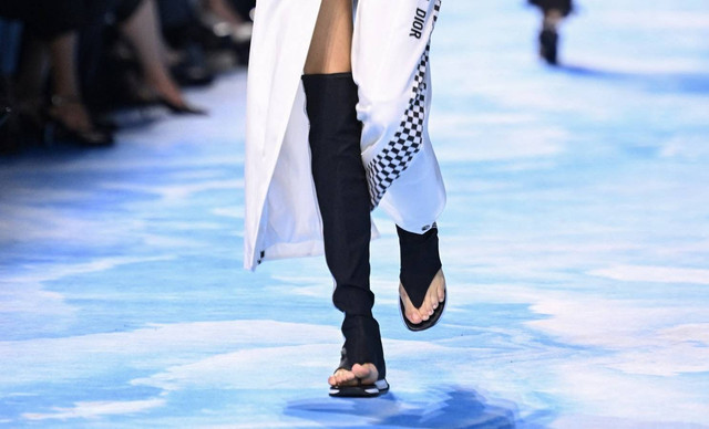 Alas kaki bersiluet gladiator lansiran rumah mode Dior. Foto: Bertrand GUAY / AFP