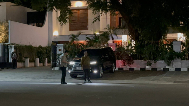 Sekjen Gerindra Ahmad Muzani meninggalkan rumah Presiden Prabowo Subianto di Kertanegara 4, Jakarta pada Sabtu (28/12). Foto: Abid Raihan/kumparan