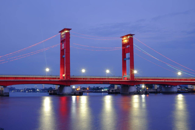 Acara malam Tahun Baru 2025 di Palembang. Foto Jembatan Ampera di Palembang. Sumber: Pexels/Muhammad Adib