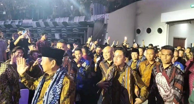 Presiden Republik Indonesia Prabowo Subianto dan Wakil Presiden Republik Indonesia Gibran Rakabuming Raka menghadiri puncak peringatan natal nasional 2024 di Indonesia Arena, GBK, Jakarta Pusat, Sabtu (28/12). Dok: Zamachsyari/kumparan