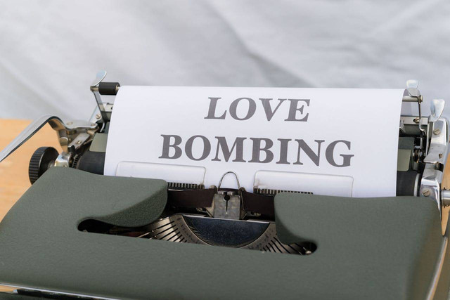 Ilustrasi apa itu love bombing. Foto: Pexels/Markus Winkler