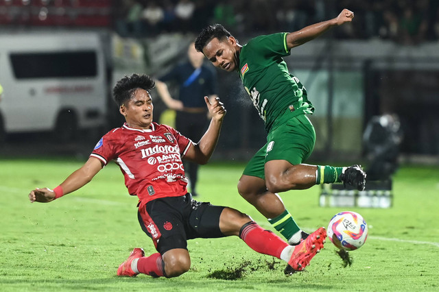 Pesepak bola Bali United Kadek Agung (kiri) berusaha menghadang pesepak bola Persebaya Surabaya Toni Firmansyah (kanan) saat pertandingan Liga 1 2024/2025 di Stadion Kapten I Wayan Dipta, Gianyar, Bali, Sabtu (28/12/2024). Foto: ANTARA FOTO/Fikri Yusuf