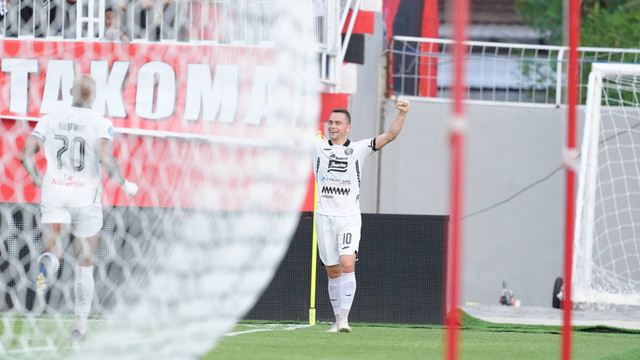 Maciej Gajos mencetak gol untuk Persija Jakarta saat melawan Malut United dalam pertandingan Liga 1 2024/25 di Stadion Gelora Kie Raha, Ternate, Sabtu (28/12). Foto: Dok Persija