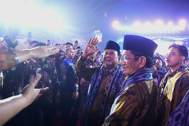 Presiden Prabowo Subianto (tengah) didampingi Wakil Presiden Gibran Rakabuming Raka (kanan) dan Menteri Agama Nasaruddin Umar (kedua kanan) menyapa peserta saat menghadiri acara Perayaan Natal Nasional 2024 di Indonesia Arena, Jakarta, Sabtu (28/12). Foto: ANTARA FOTO/Muhammad Adimaja