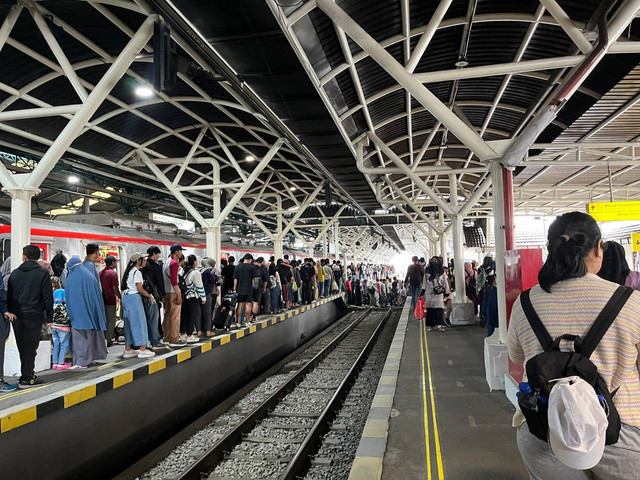Situasi penumpang membludak di Stasiun Yogyakarta. (Foto: M Wulan)