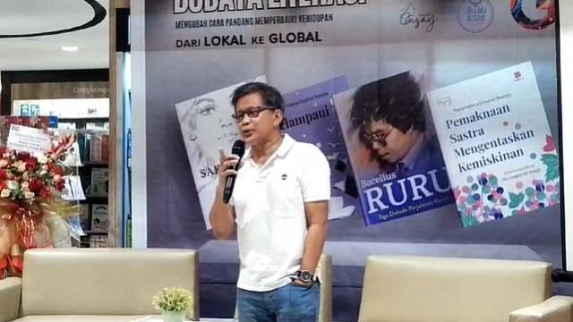 Rocky Gerung, saat menyampaikan pendapat di acara peluncuran buku berjudul Melampaui Asa Karya Sastra dan Pemaknaan Sastra Mengentaskan Kemiskinan, yang ditulis oleh Maria Helena Elisabet Roeroe, di Kota Manado, Sulawesi Utara, Sabtu (28/12).