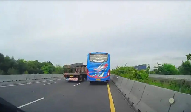 Bus serempet mobi di tol. Foto: Dok. Istimewa