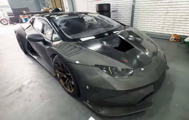 Lamborghini Huracan Super Trofeo bermesin Honda Civic Type R untuk balapan di Thailand. Foto: YouTube/Edd Ellison