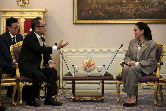 Chairman Toyota Motor Corporation (TMC), Akio Toyoda (kiri) dan Perdana Menteri Thailand, Paetongtarn Shinawatra bertemu di Bangkok. Foto: Bangkok Post