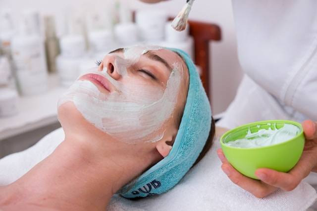 Tempat facial Semarang. Foto hanya ilustrasi, bukan tempat sebenarnya. Sumber: Unsplash/Engin Akyurt