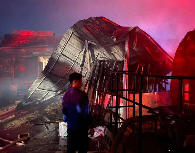 Rumah terbakar di samping Puskesmas, di Jalan Yos Sudarso, Sukaraja, Kecamatan Bumi Waras, Kota Bandar Lampung. | Foto: Istimewa 