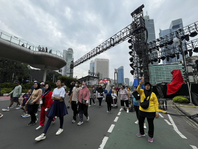 Suasana CFD yang diwarnai panggung jelang perayaan tahun baru, Minggu (29/12/2024). Foto: Rayyan Farhansyah/kumparan