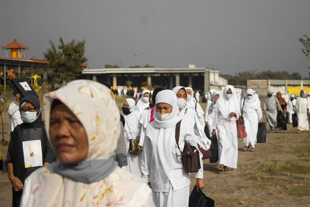  Ilustrasi Cara Mengenakan Pakaian Ihram. Sumber: Unsplash/Windi Setyawan