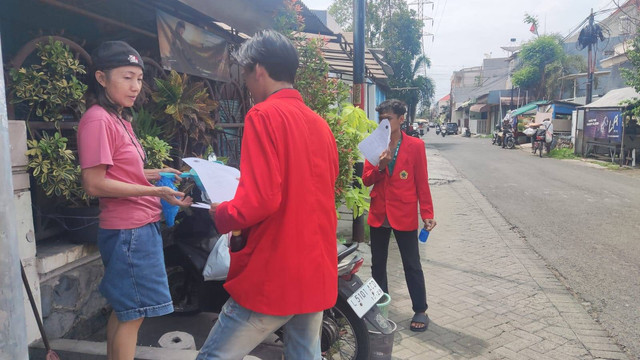 Foto : Menyebarkan undangan senam kepada warga setempat