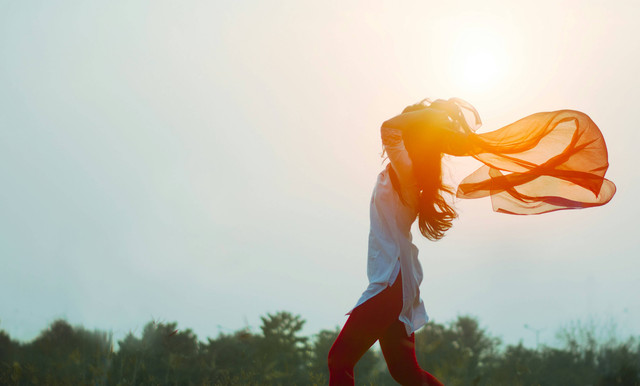 Woman and Nature sumber : unsplash.com