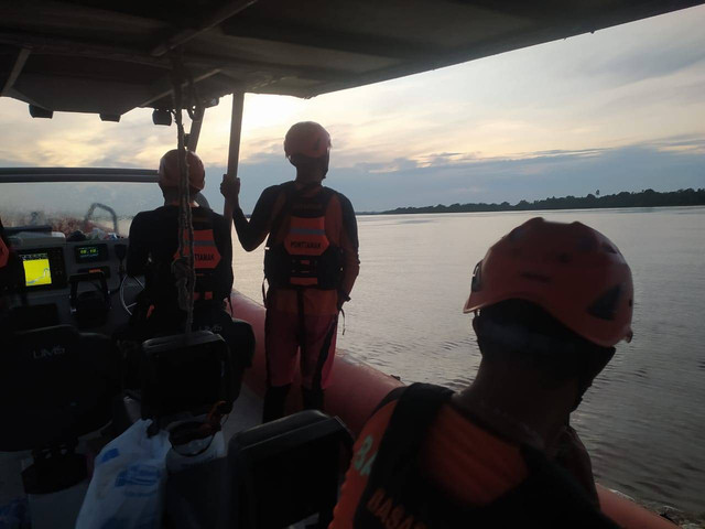 Tim penyelemat saat melakukan pencarian korban tenggelam di Sungai Kapuas. Foto: Dok. Polres Kubu Raya. 