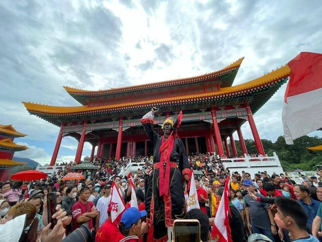 Prosesi ritual cuci jalan di Kota Singkawang pada Cap Go Meh 2023. Foto: Leo Prima/Hi!Pontianak