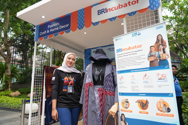 Rumah BUMN BRI Pekalongan dampingi UMKM mengikuti Bazaar UMKM BRILiaN. Foto: Dok. BRI