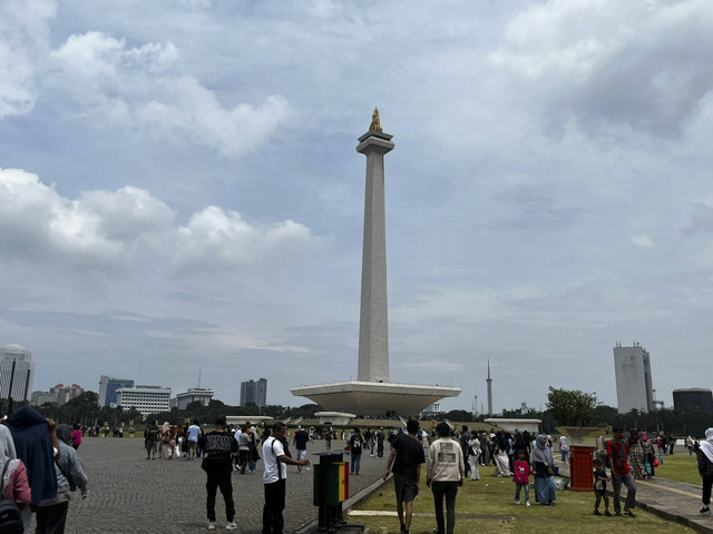 Sejumlah warga padati Monas menjelang pergantian tahun, Minggu (29/12/2024). Foto: Rayyan Farhansyah/kumparan