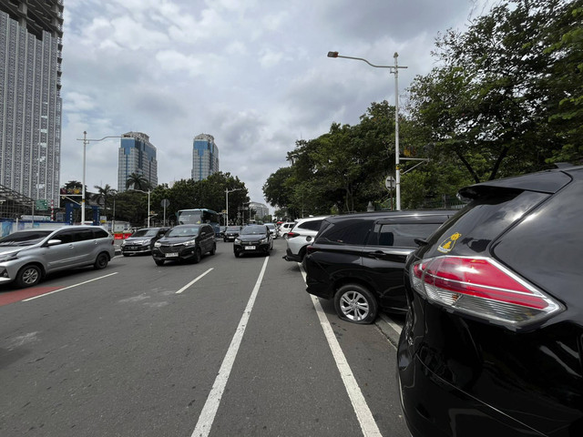 Suasana parkir liar pengunjung Monas di Jalan Merdeka Selatan, Jakarta Pusat, Minggu (29/12/2024). Foto: Rayyan Farhansyah/kumparan