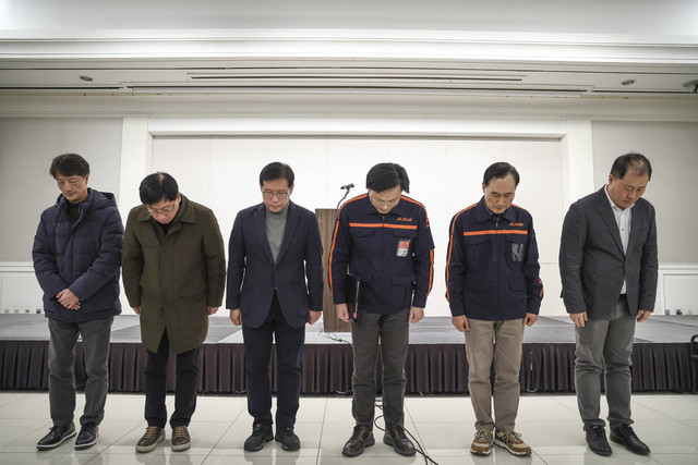 CEO Jeju Air Kim E-bae (keempat dari kiri) dan anggota eksekutif lainnya meminta maaf sebelum konferensi pers terkait kecelakaan pesawat Jeju Air di Seoul, Korea Selatan, Minggu (29/12/2024). Foto: Yonhap via AP