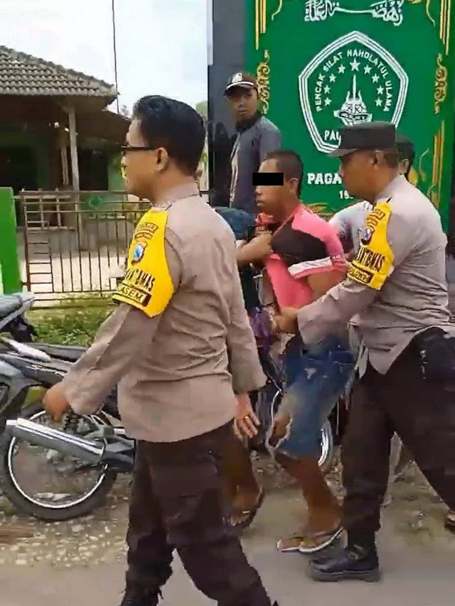 Pelaku MH (21) saat diamankan polisi usai mencuri sepeda motor di Desa Kolong, Kecamatan Ngasem, Kabupaten Bojonegoro. Sabtu (28/12/2024). (Aset: Istimewa)