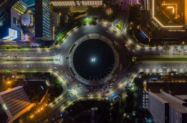 Acara Malam Tahun Baru 2025 di HI. Foto Bundaran  HI pada malam hari. Foto: Unsplash/Rifki Kurniawan.