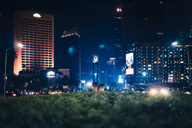 Car free night Jakarta. Foto Bundaran HI pada malam hari. Sumber: Unsplash/dapiki moto.