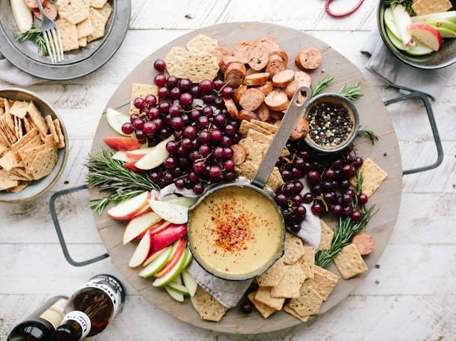 Cara Menolak Tawaran Makanan Dengan Sopan. Foto hanya ilustrasi. Sumber foto: Unsplash/Brooke